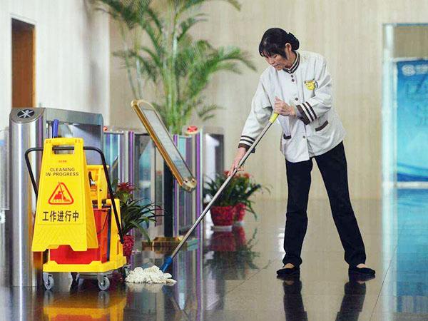 為什么現(xiàn)在很多企業(yè)保潔選擇托管，而不是自招呢？