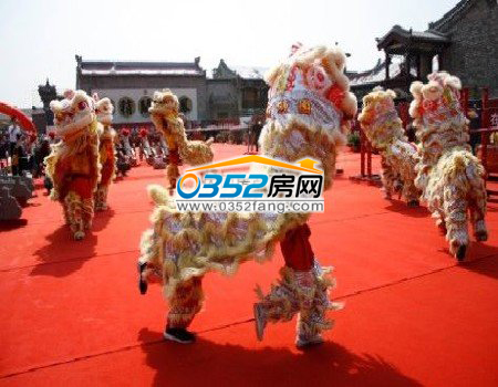 儀式現(xiàn)場(chǎng)龍獅齊舞