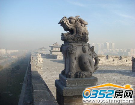 城墻建設旁雄獅威昂