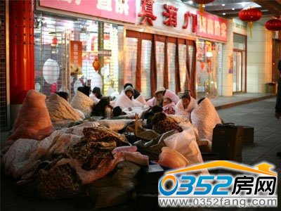 遭遇驅(qū)趕的店員