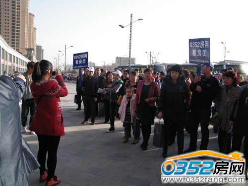 看房團(tuán)網(wǎng)友聚集在樓盤(pán)前