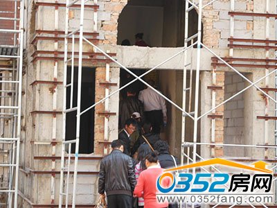 置業(yè)者參觀溫莎公館施工現(xiàn)場2