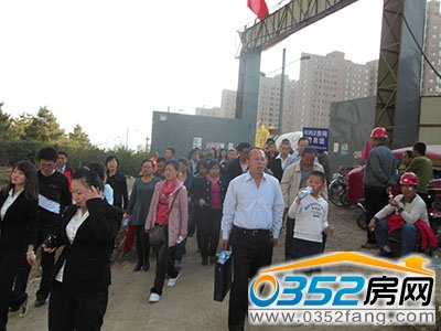 置業(yè)者參觀財富官邸施工現(xiàn)場1