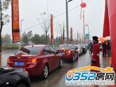 接待中心門前車排長龍
