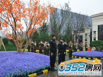 接待中心門前的軍樂隊