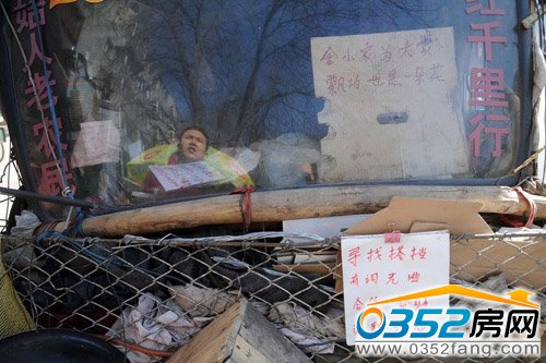 老人在車前貼的“廣告”