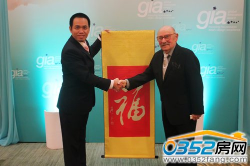 慕思首席文化官邱浩洋與美國評委馬丁先生合影
