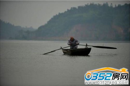 老人撒網捕魚