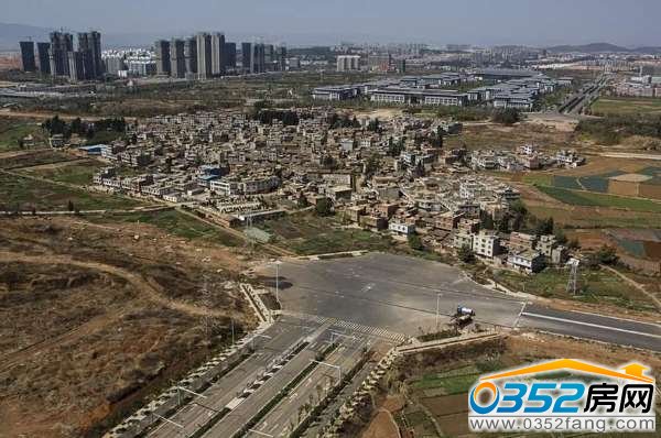 新市政辦公大樓前方的一個村落擋住了一條尚未竣工的公路