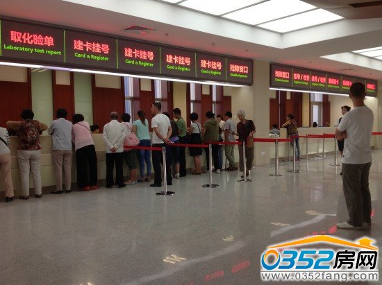 五醫(yī)院門診部一樓大廳左右兩側(cè)都設(shè)有掛號窗口