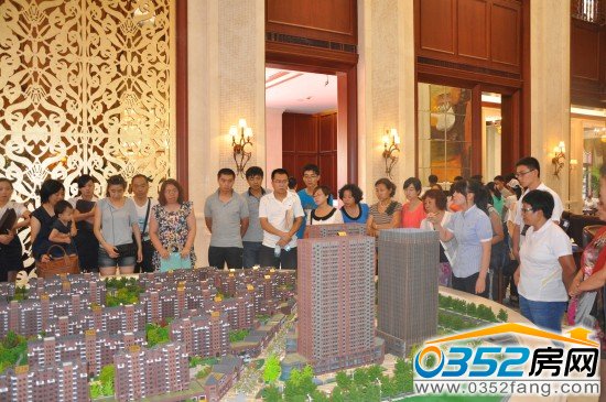 網(wǎng)友聽取置業(yè)顧問對項目的介紹