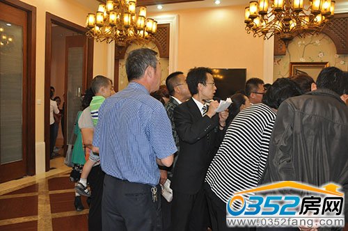 選房現(xiàn)場(chǎng)人聲鼎沸 呈現(xiàn)搶房熱潮