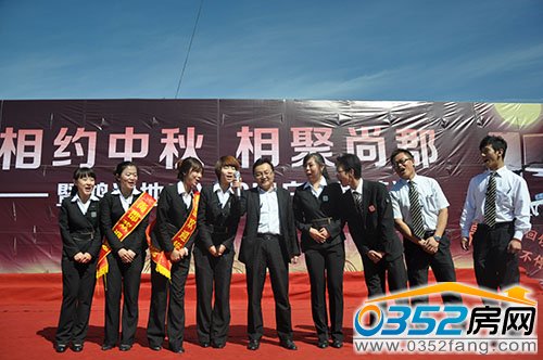 尚郡翠林苑銷售團隊合影 銷售經(jīng)理周總做最后總結(jié)