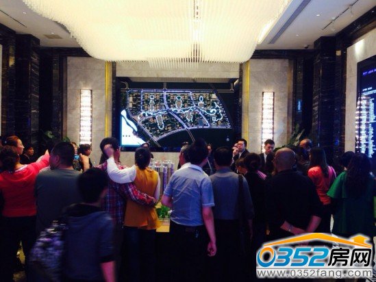 富力城營(yíng)銷中心里邊就擠滿了前來參加開盤活動(dòng)的客戶
