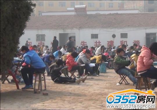 緊鄰臺前縣政府1公里之遙的城鎮中學,由于教室不充裕,學生在室外空地上考試。