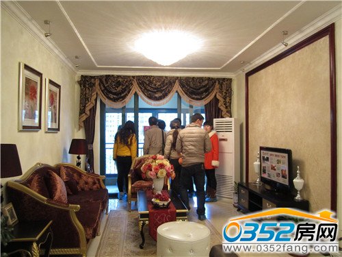 看房團客戶參觀恒大綠洲樣板間