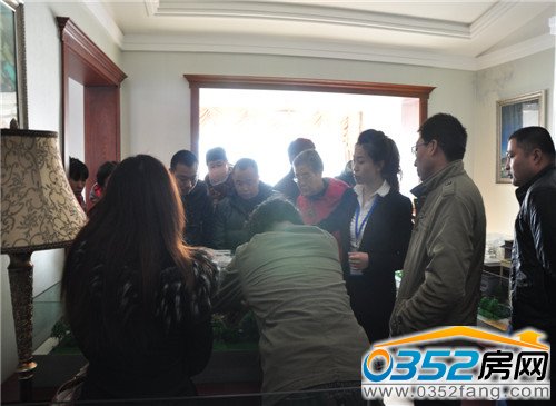 房網網友認真聽置業顧問介紹戶型