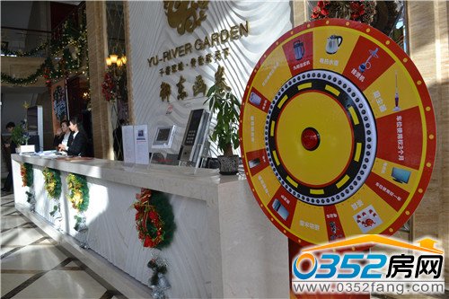 千禧御東畫卷轉(zhuǎn)盤抽家電活動(dòng)吸引大批客戶