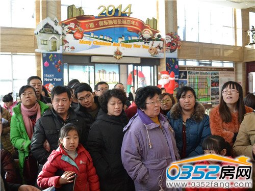 轉(zhuǎn)盤抽獎(jiǎng)活動(dòng)現(xiàn)場秩序井然