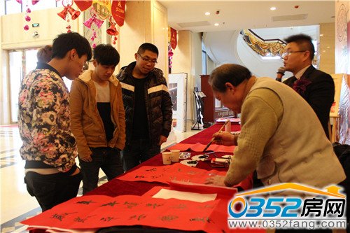 客戶在書法老師的指導下寫下新年的美好祝福