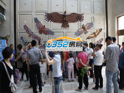 人們手中的風(fēng)箏