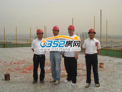 慶典現(xiàn)場(chǎng)領(lǐng)導(dǎo)合影