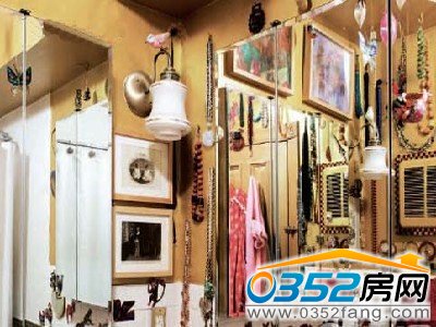 明亮活潑的色調(diào),主人迷人的個性在衛(wèi)生間的墻上展現(xiàn)無遺.jpg
