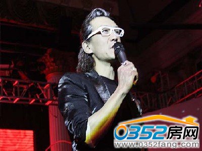 “長發(fā)飄白”的發(fā)型是李詠特意為見面會(huì)所設(shè)計(jì)的