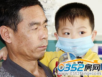 父親抱著孩子在醫院