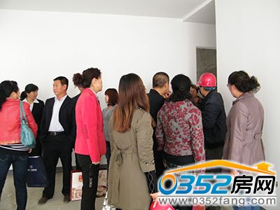 工作人員正在為業主介紹財富官邸準現房的交房標準