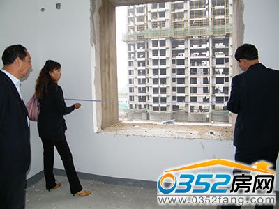 業主在財富觀邸準現房現場進行實地測量