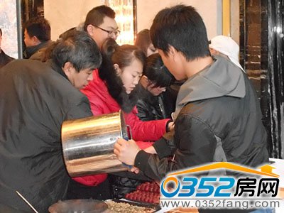 業主們積極參加糖葫蘆DIY