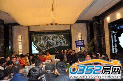 大同富力城置業顧問講解沙盤