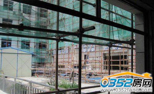 鋼鐵腳架銹跡斑斑