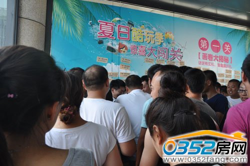 工作人員為客戶揭曉謎底