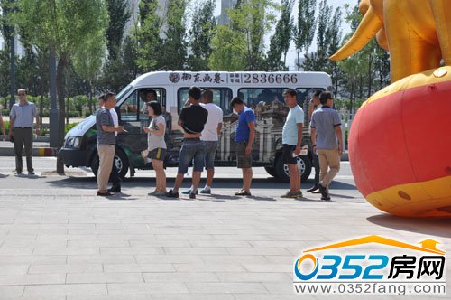 客戶在等候上車前往樣板間