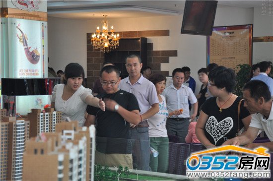 開盤現(xiàn)場可謂人山人海