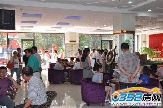 客戶們耐心的等待認(rèn)購辦理