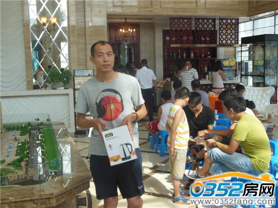拿到禮品的業主向我們展示成果