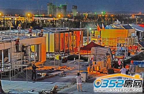 各參賽隊(duì)緊張的搭建者自己隊(duì)伍的比賽屋