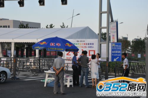 正在咨詢工作人員具體參觀流程的市民