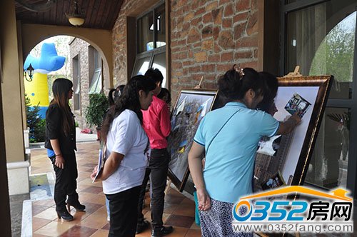 市民在觀看展板內容