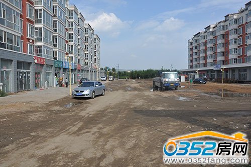 御支三路位于奕城名都10號樓與11號樓之間 東接御河西路