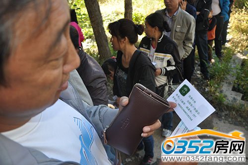 一位業主向小編展示其領到的禮品券