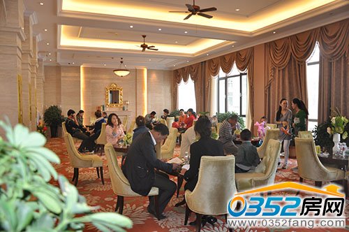 業主之間進行交流