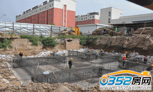 8號樓正在進行筏板基礎鋼筋施工