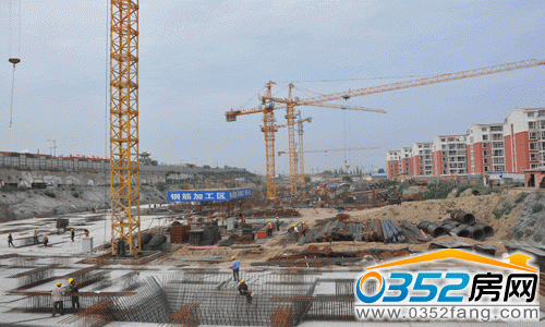 9號樓正在進行筏板基礎鋼筋施工