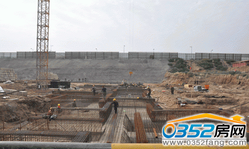 10號樓正在進行筏板基礎鋼筋施工