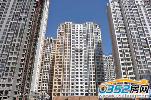 一期內部直觀——大部分樓宇完成外立面粉刷