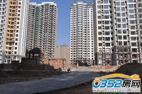 小區內部部分道路完成水泥鋪設